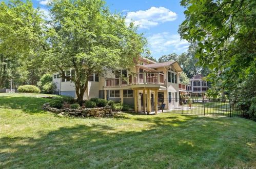 17 Carrington Dr, Greenwich CT  06831-3119 exterior
