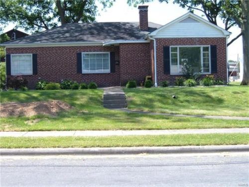 196 Walnut St, Nashville, IL 62263-1717