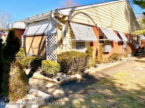 32 Columbus Blvd, Lakehurst, NJ 08759-1951