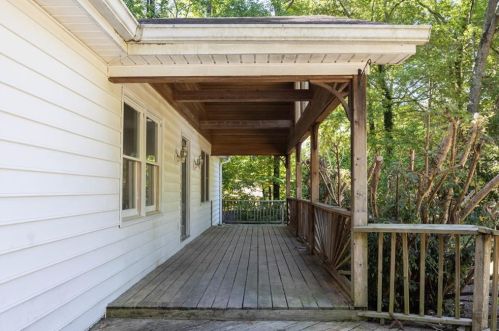 1018 Echo Valley Ct, Loganville, GA 30052-2367
