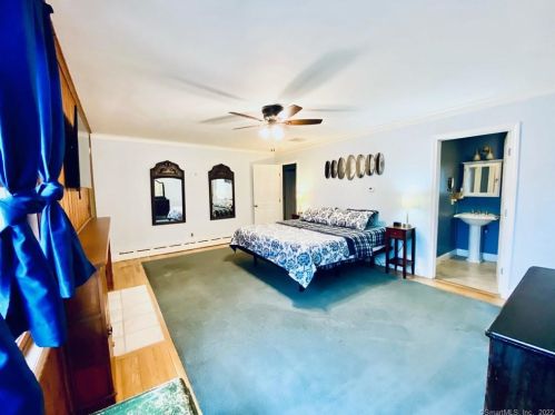 4 Cove View Dr, Quaker Hill CT  06375-1501 exterior