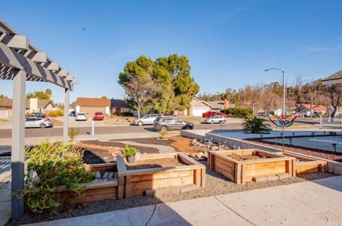 10444 Charleston Dr, Riverside, CA 92503-5313