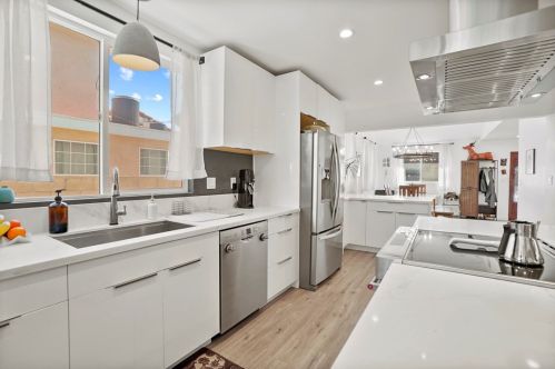 15751 Morrison St, Van Nuys CA  91436-1543 exterior