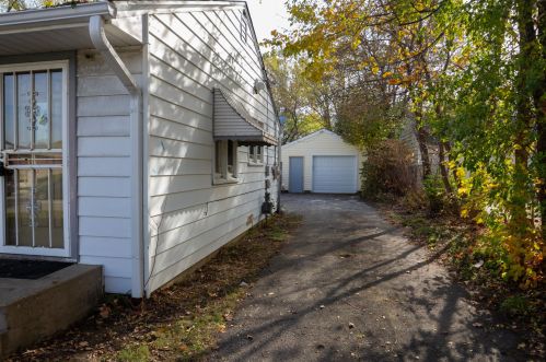 3863 Grand Ave, Gurnee, IL 60031-2823