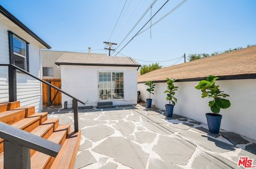 1350 Carlton Dr, Glendale CA  91205-1421 exterior