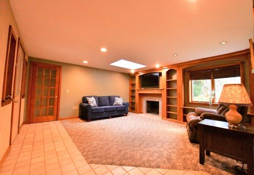 2 Meadow Ln, Amherst, NH 03031-2219