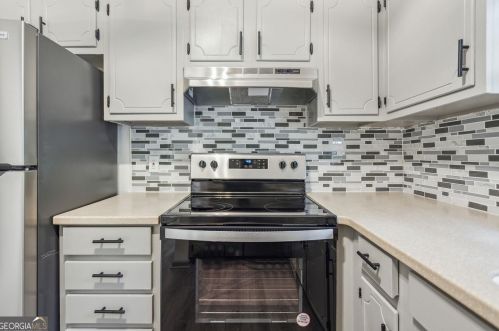 74 Montre Sq, Atlanta GA  30327-4044 exterior