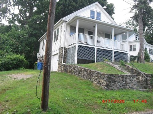31 Fairbanks St, Waterbury, CT 06705-2822