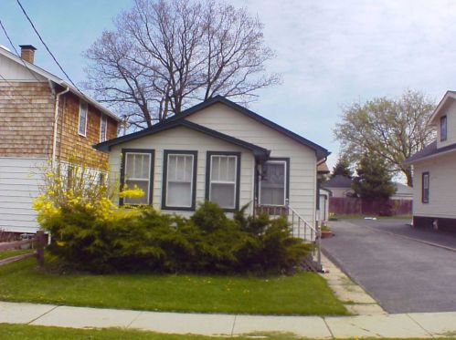 27 Maple Ave, Waukegan, IL 60085-5330