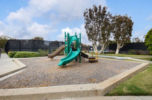 3561 Windspun Dr, Huntington Beach CA  92649-2027 exterior