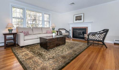 17 Lakewood Dr, Norwalk, CT 06851-1040