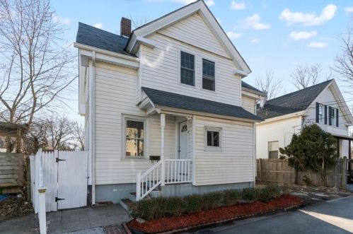 4 Deerfield Ter, Providence, RI 02907-3607