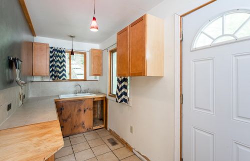 12 Lakeview St, Amherst, NH 03031-1824