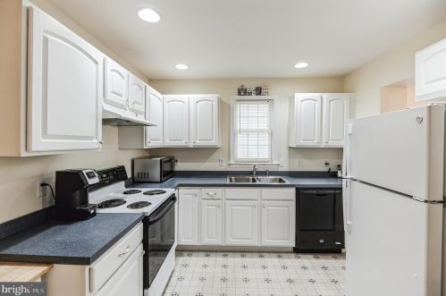 307 Yorkshire Dr, Lancaster, PA 17603-8845