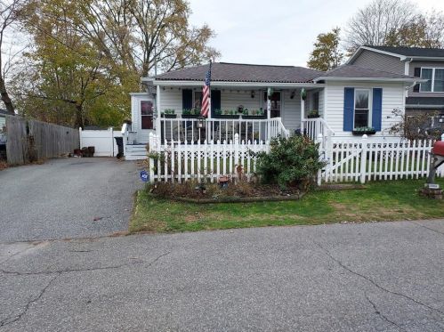 14 Noyes St, Warwick, RI 02886-7714
