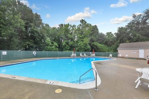 101 Heather Rdg, Huntington CT  06484-4688 exterior
