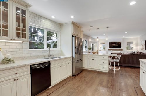 1833 Leo Ln, Concord CA  94521-2348 exterior