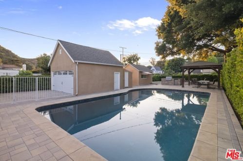 2417 Glenoaks Blvd, Glendale CA  91206-3027 exterior