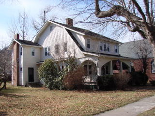 208 Laurel Ave, Damascus, VA 24236-2530