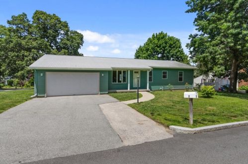 2 Surrey Ln, Lincoln, RI 02865-3409