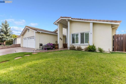 5721 Thousand Oaks Dr, Hayward, CA 94552-1752