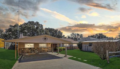 6916 Quarteroaks Dr, Azle, TX 76020-5752