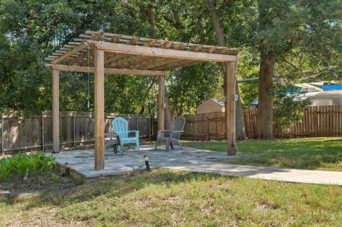 6608 Betty Cook Dr, Austin TX  78723-3313 exterior