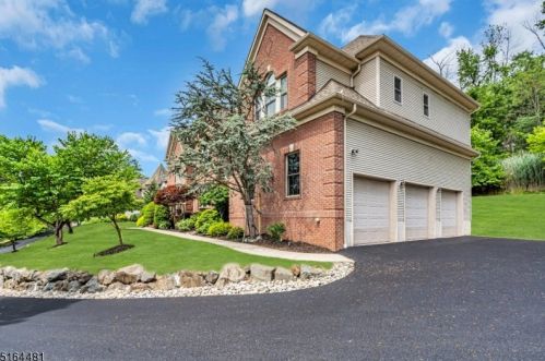4 Thomas Ct, Green Brook, NJ 08812-2161