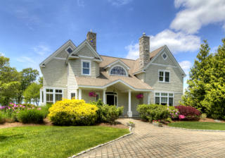 35 Surf Dr, Bristol, RI 02809-1523