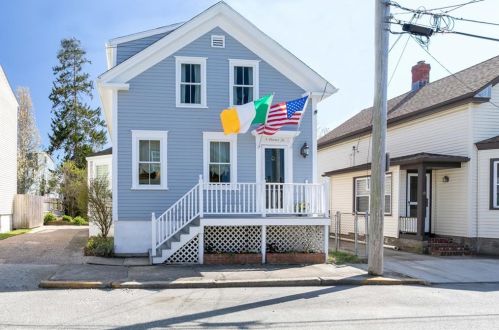 5 Potter St, Middletown, RI 02840-3922