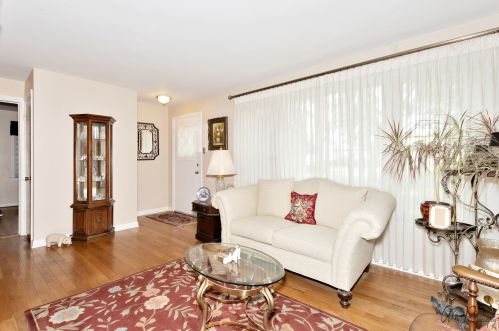 109 Linden Ave, Palatine, IL 60074-5437