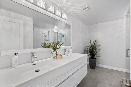 1130 Old Phillips Rd, Glendale CA  91207-1112 exterior