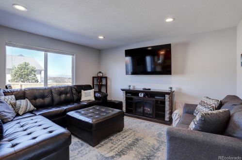 6067 Quatar Way, Aurora CO 80016-7134 exterior