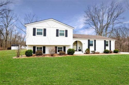 911 D Rd, Columbia, IL 62236-4139