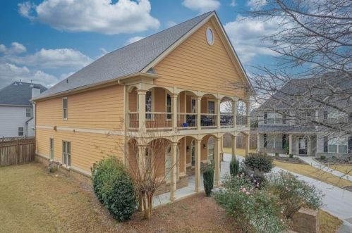 674 Crystal Cove Ct, Loganville, GA 30052-8282