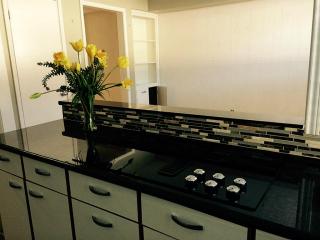 451 Post Oak Ln, Houston TX  77056-1509 exterior