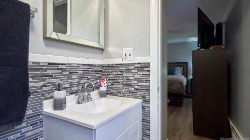 48 Center St, Windsor CT  06095-1402 exterior