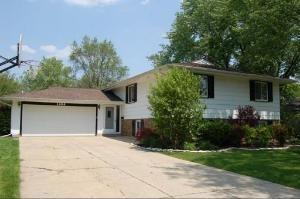 1404 Syracuse Ln, Schaumburg, IL 60193-3311