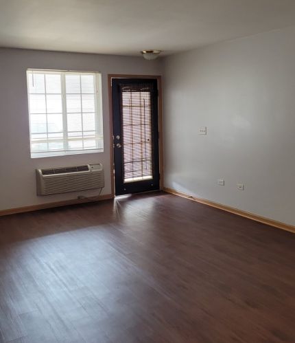 2003 Silverstone Dr, Carpentersville, IL 60110-1196