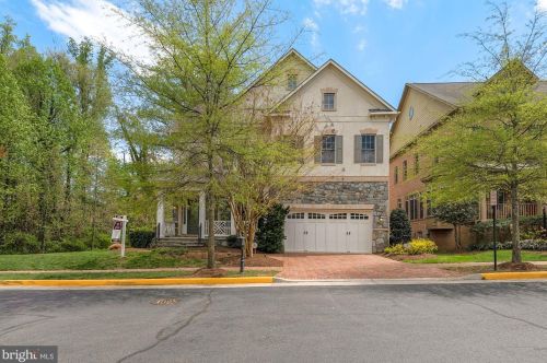6811 Stockwell Manor Dr, Falls Church, VA 22043-3065