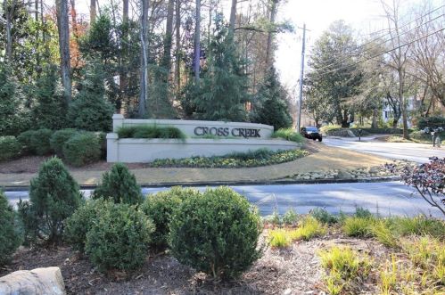 71 Montre Sq, Atlanta GA  30327-4044 exterior