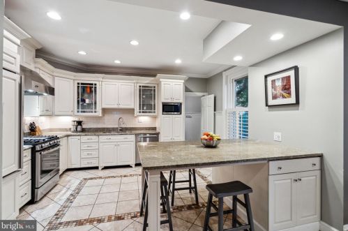 25 Gravers Ln, Philadelphia PA 19118-0041 exterior