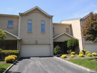 68 Rio Vista Dr, Allendale NJ  07401-1628 exterior