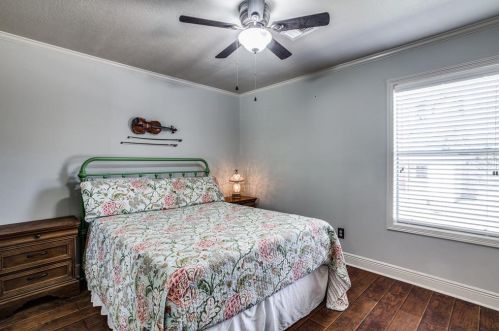 2433 Coachlight Ln, Conroe TX  exterior