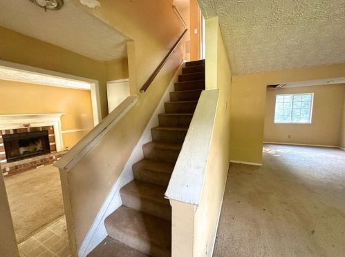 664 Stoneside Dr, Stone Mountain, GA 30083-6003