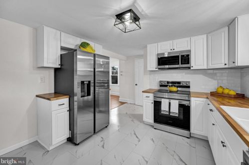 3489 Lower Glades Rd, York PA  17406-6930 exterior