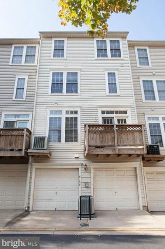 8159 Skelton Cir, Falls Church, VA 22042-1222