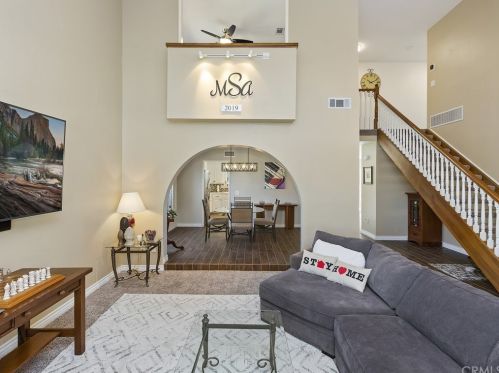 6718 Rycroft Dr, Riverside CA  92506-5315 exterior