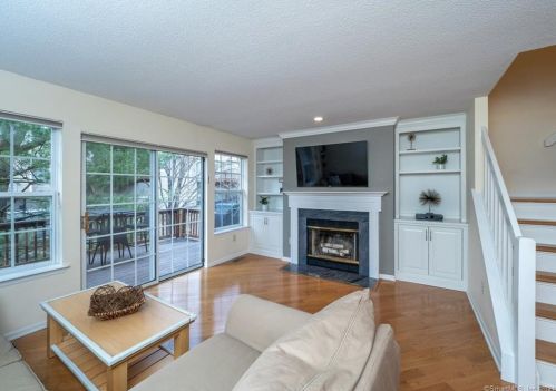509 Foxboro Dr, Norwalk, CT 06851-1157