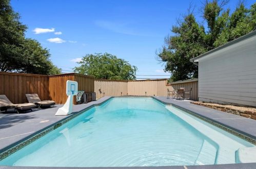 7305 Crofton Dr, Dallas TX  75231-4807 exterior